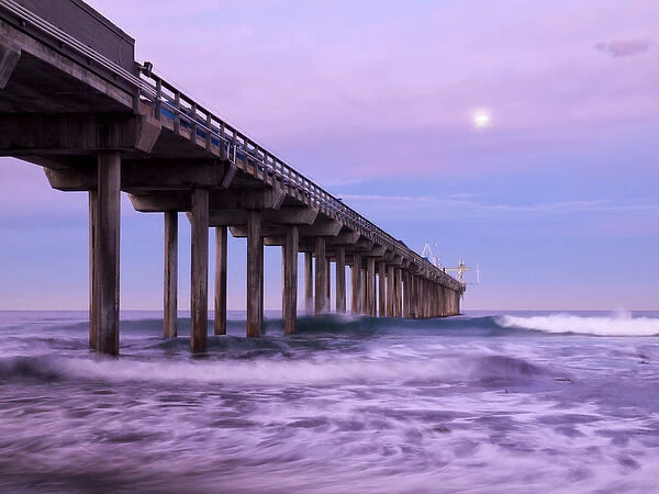 USA, California, La Jolla, Full moon setting at dawn over Scripps Pier, La Jolla Shores