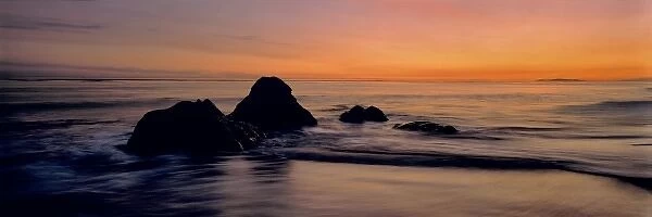 USA, California, Malibu. Dawn over the Pacific Ocean at Malibu Beach, California