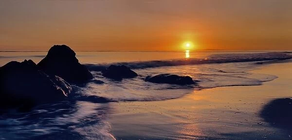 USA, California, Malibu. The sun rises at Malibu Beach in southern California