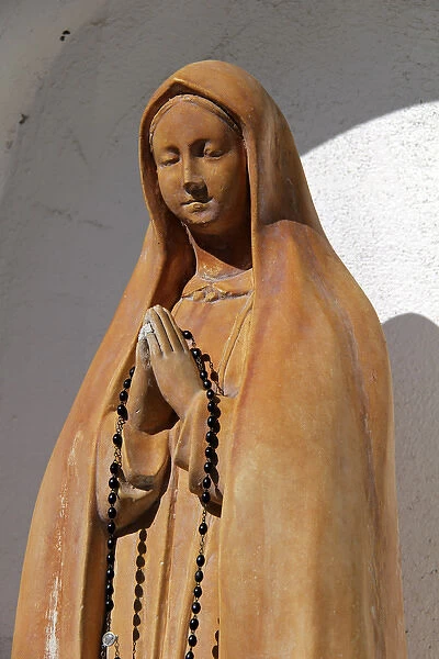 USA, California, Oceanside. Statue at Old Mission San Luis Rey de Francia