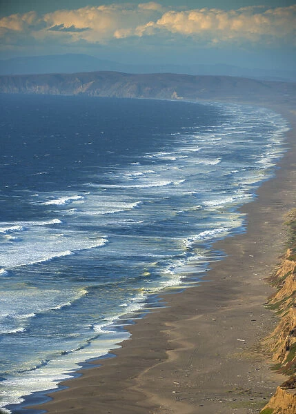 Usa, California. Rough surf characterizes the Point Reyes coast, as seen from the Point Reyes Lighthouse