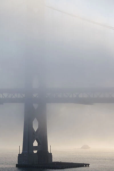 USA, California, San Francisco, Embarcadero, Bay Bridge in fog