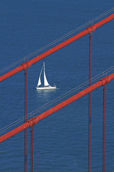 USA, California, San Francisco - Golden Gate Bridge and yacht, San Francisco Bay