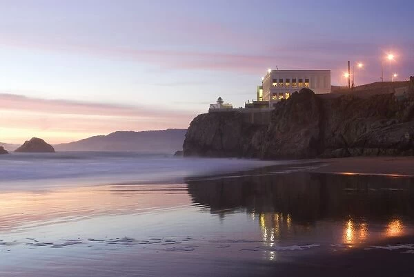 USA, California, San Francisco, Golden Gate National Recreation Area, Cliff house at sunset