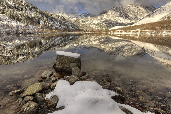 USA, California, Sierra Nevada Range. Spring snow at North Lake