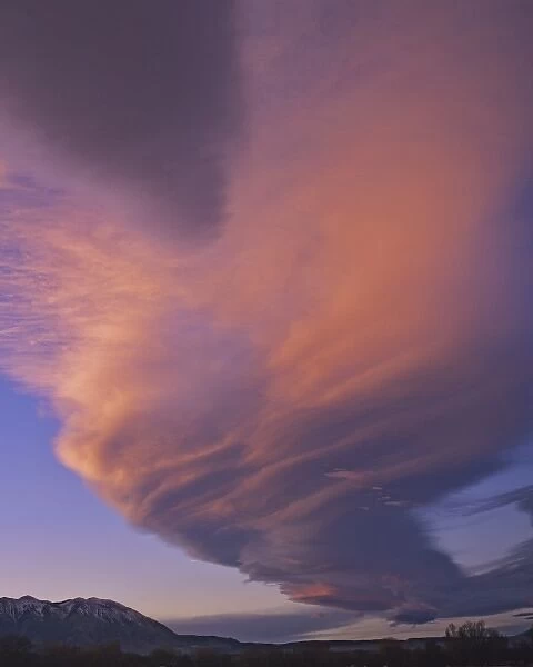 USA, California, Sierra Nevada Range, Bishop. Lenticular cloud or Sierra Wave hangs