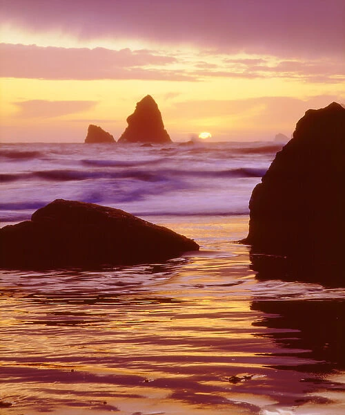 USA; California; Trinadad. ; Sunset over Trinadad Beach on the Pacific Ocean