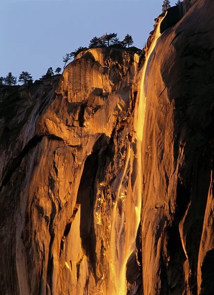 USA, California, Yosemite National Park, Horsetail Falls, El Capitan