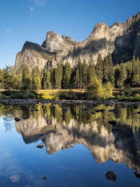USA, California, Yosemite National Park, Cathedral Rocks and Bridalveil Fall reflected