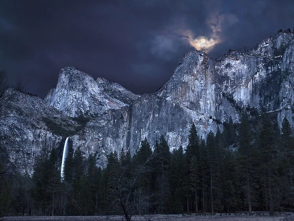 USA, California, Yosemite National Park, Full moon rises above Bridalveil Fall