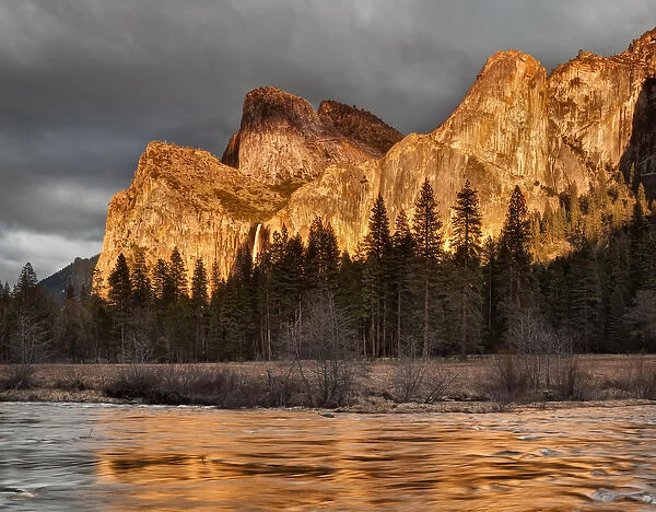 USA, California, Yosemite National Park, The setting sun lights up Bridalveil Fall