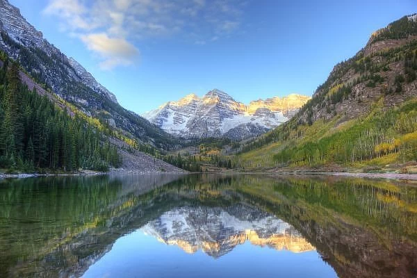 USA, Colorado, Maroon Bells-Snowmass Wilderness, Maroon Bells from Maroon Lake