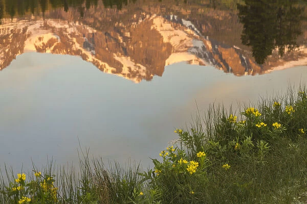 USA, Colorado, Rock Mountain National Park. Mountain reflection in Sprague Lake