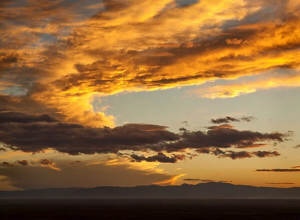 USA, Colorado, San Juan Mountains, Sunset across the San Luis Valley