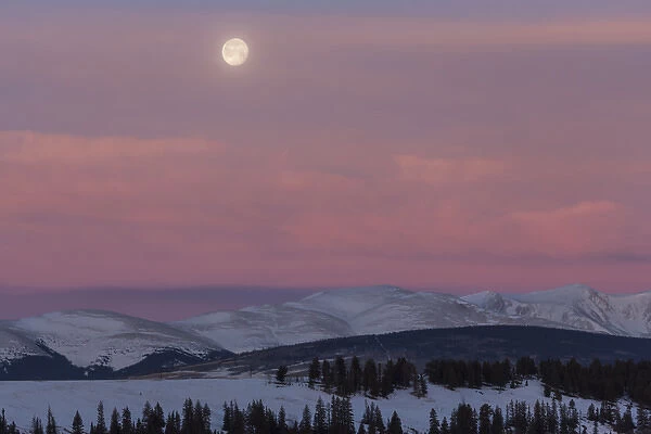 USA, Colorado. Setting full moon and alpenglow above Mosquito Range