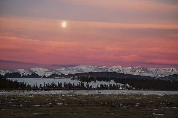 USA, Colorado. Setting full moon and alpenglow above Mosquito Range