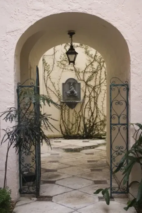 Framed Print : USA, Florida, Palm Beach: Worth Avenue, Via Mizner Alleyway, Passageway
