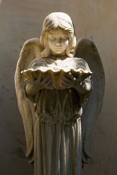 USA, Georgia, Savannah, Graveyard statue of angel inside Bonaventure Cemetery