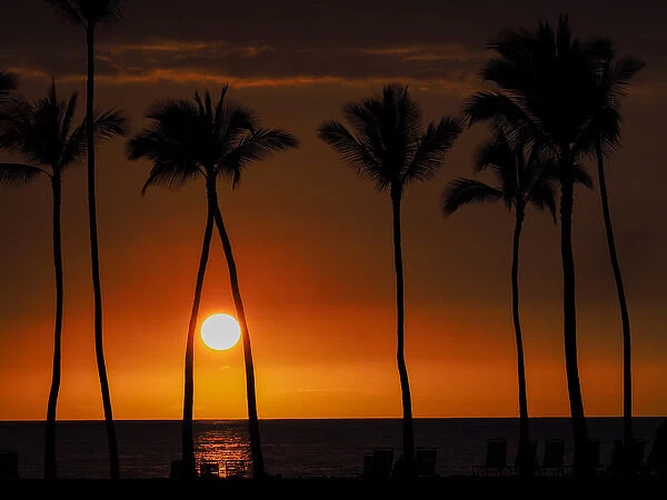 USA, Hawaii, Big Island. Sun setting on Anaehoomalu Bay