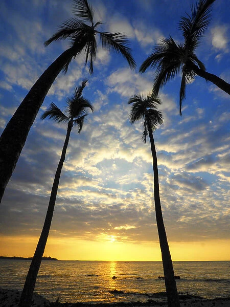 USA, Hawaii, Big Island. Sun setting on Anaehoomalu Bay