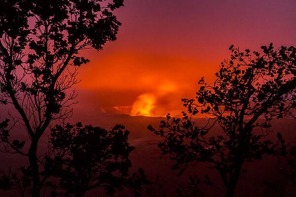USA, Hawaii. Halema uma u Crater in Kilauea Caldera at night