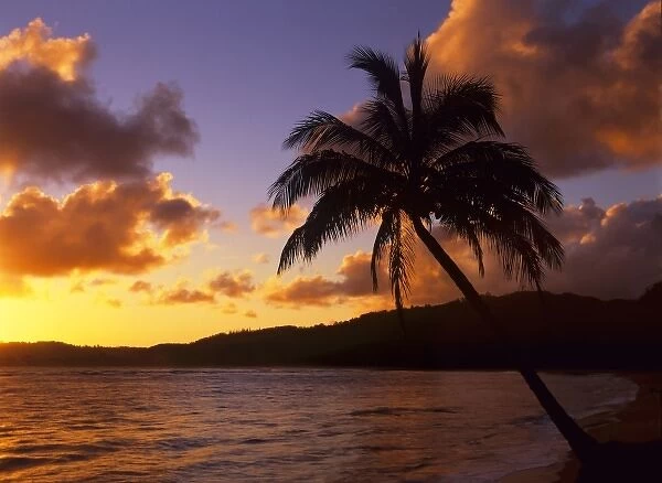 USA, Hawaii, Kauai, Colorful sunrise in a tropical paradise