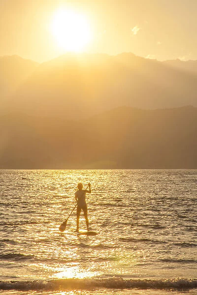 USA, Hawaii, Kauai, Hanalei bay with paddle boarder at sunset