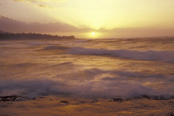 USA, Hawaii, Maui, Oahu, North Shore Sunset, surf from Kulima Point