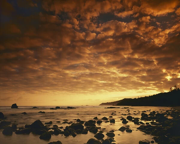 USA, Hawaii, Maui, Sunrise at Honokohau Bay