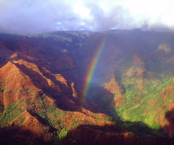 USA, Hawaii, A rainbow over Waimea Canyon, Kauai