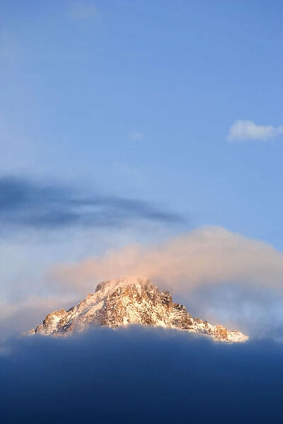 USA, Idaho, Sawtooth Range. Sunlit mountain and clouds
