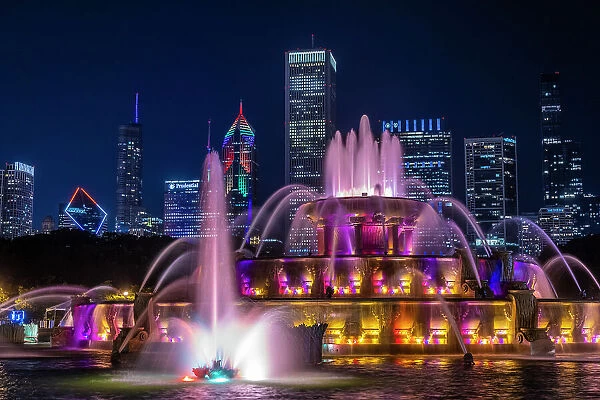 USA, Illinois, Chicago. Buckingham Fountain at night. (Editorial Use Only)