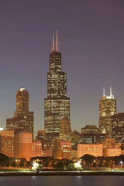USA, Illinois, Chicago: City Skyline  /  Evening from Lake Michigan