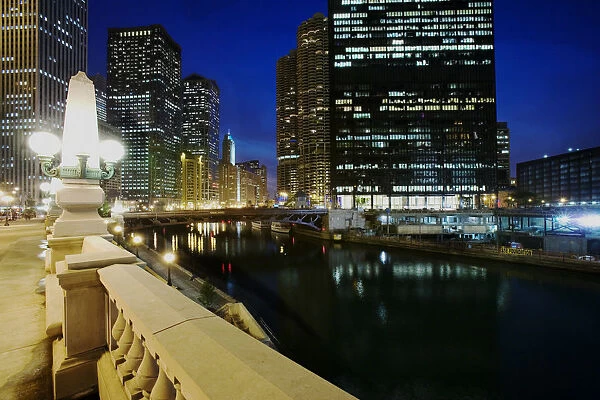 USA, Illinois, Chicago. Night along the Chicago River