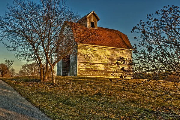USA, Indiana, rural scene of red-roofed barn