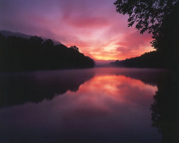 USA, Kentucky, Steaming Kentucky river at sunrise