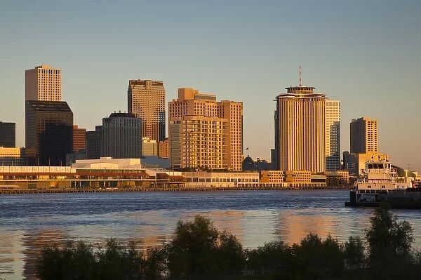 USA, Louisiana, New Orleans. Skyline and Mississippi River, dawn