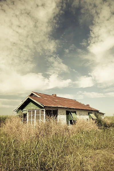 USA, Louisiana, St. Martinville. Abandoned farmhouse