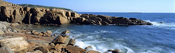 USA, Maine, Acadia NP. Thunderhole encompasses the churning sea in Acadia National Park