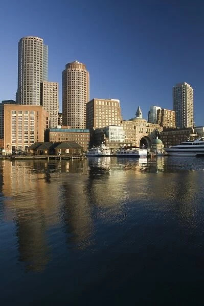 USA, Massachusetts, BOSTON: Rowes Wharf & Financial District  /  Morning
