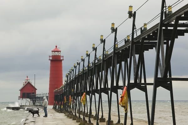 USA, Michigan, Lake Michigan Shore, Grand Haven: Grand Haven Lighthouse  /  Early Winter