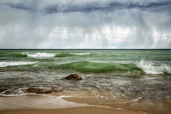 USA, Michigan, Upper Peninsula, Munising, Rain clouds over Pictured Rocks National Lakeshore