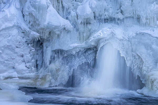 USA, Minnesota, Lake Superior. Partially frozen waterfall and pool