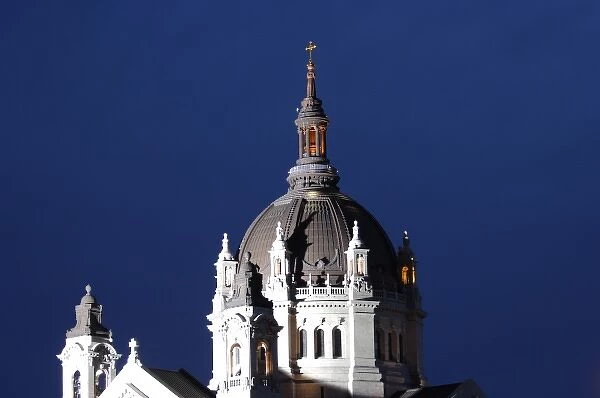 USA, Minnesota, St. Paul Cathedral at dusk