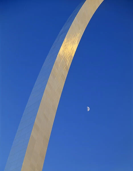 USA, Missouri, St. Louis, Jefferson National Expansion Memorial, Gateway Arch at dusk