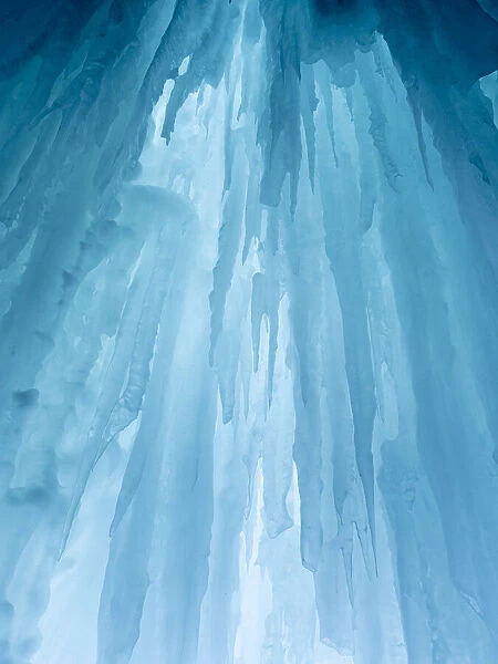 Usa, Montana, Big Sky. Ousel Falls, icicles in cave
