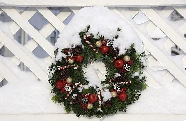 USA, New England, Massachusetts, Reading, Christmas wreath on fence