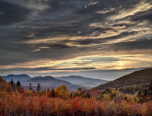USA, New Hampshire, White Mountains, Sunrise from overlook on Kancamagus Highway