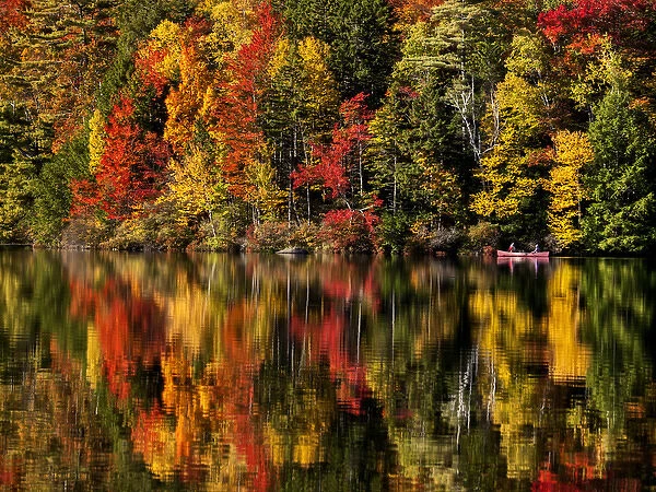 USA, New Hampshire, White Mountains, Fall reflections and canoeing on Russell Pond