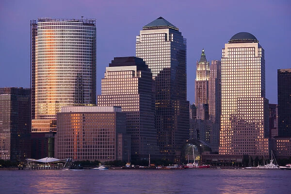 USA, New York, New York City, Setting sun reflects off building windows on Manhattan skyline